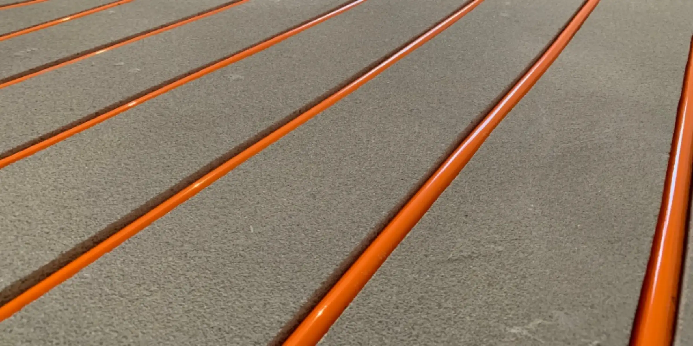 Rúrky podlahového kúrenia vo vyfrézovaných drážkach
